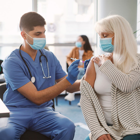 COVID-19 vaccine’s effectiveness diminishes with age, UTSW research shows