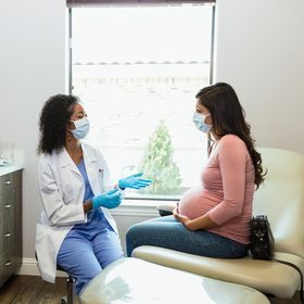 Risk of severe COVID-19 symptoms remains throughout pregnancy, UTSW study finds
