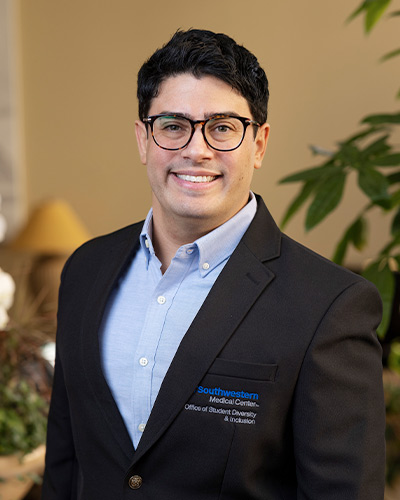 Arnaldo Díaz Vázquez man in blue suit, blue shirt smiles