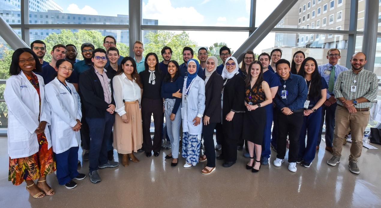 Welcome to the UTSW Pathology Department Pathology Residents and Fellowship holding up welcome sign