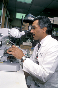 Orhan Oz Orhan Oz looking through microscope