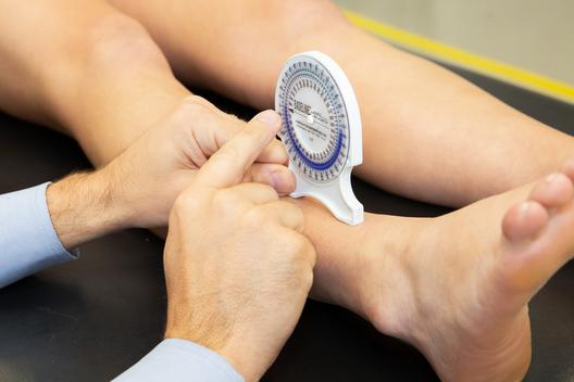 Demonstration of baseline goniometer measurement. Orthopedic PT