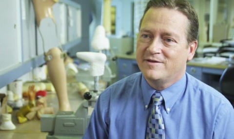 UT Southwestern Prosthetics-Orthotics Program partners with Texas Scottish Rite Children’s Hospital-Dallas to provide cutting-edge training and experience. Man in prosthetics lab.