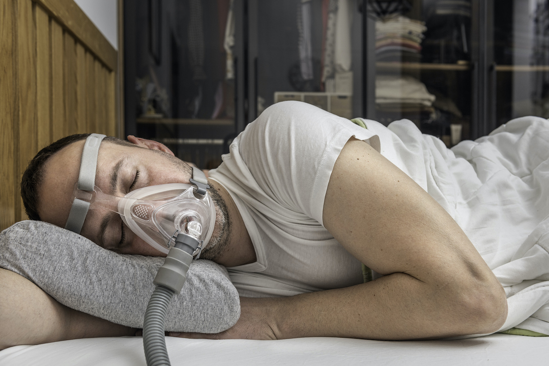 Man sleeping with cpap mask because of obstructive sleep apnea
